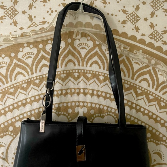 NWOT “GUESS” BLACK PURSE IN EXCELLENT CONDITION.  TAGS REMOVED BUT NEVER USED. - Picture 4 of 7